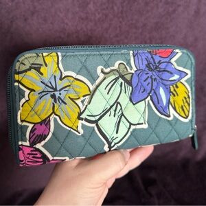 Vera Bradley NWOT ✨ Iconic RFID Georgia Wallet in discontinued Falling Flowers